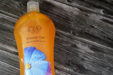 Kahire, Mısır, 17 Temmuz 2025: EVA cilt bakım jeli bahar çiçeği, Mısırlı önde gelen kişisel bakım üreticilerinden EVA kozmetik ürünleri, çeşitli saç ve deri çözümleri sunuyor