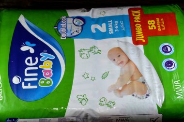 Kahire, Mısır, 17 Temmuz 2025: Sızıntıyı önleyen çift kilitli bebek bezleri, papatya losyonlu pamuk, solunabilir sırt örtüsü, esnek kenarlar, yeşil katman, emici jel