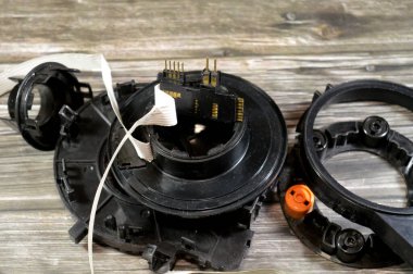 Dönen bir eksende enerji depolayan otomobiller için kırık hava yastığı spiral kablo saat yayları spiral şekilli, spiral yaralı spiral elektrik iletkeni olan çok katlı düz bir kablo yarasından oluşur.