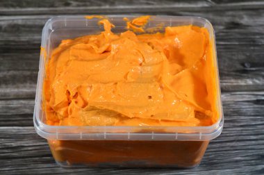 Mish Rumi karışık kremalı peynir, tuzlu peynirin mayalanmasıyla aylarca yapılan geleneksel bir Mısır peyniri, Areesh peyniri ve Romy 'den, bir kavanozda tuzlanıp katmanlı