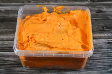 Mish Rumi karışık kremalı peynir, tuzlu peynirin mayalanmasıyla aylarca yapılan geleneksel bir Mısır peyniri, Areesh peyniri ve Romy 'den, bir kavanozda tuzlanıp katmanlı