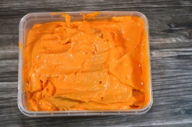 Mish Rumi karışık kremalı peynir, tuzlu peynirin mayalanmasıyla aylarca yapılan geleneksel bir Mısır peyniri, Areesh peyniri ve Romy 'den, bir kavanozda tuzlanıp katmanlı