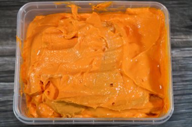 Mish Rumi karışık kremalı peynir, tuzlu peynirin mayalanmasıyla aylarca yapılan geleneksel bir Mısır peyniri, Areesh peyniri ve Romy 'den, bir kavanozda tuzlanıp katmanlı