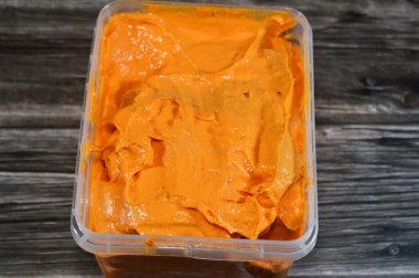 Mish Rumi karışık kremalı peynir, tuzlu peynirin mayalanmasıyla aylarca yapılan geleneksel bir Mısır peyniri, Areesh peyniri ve Romy 'den, bir kavanozda tuzlanıp katmanlı