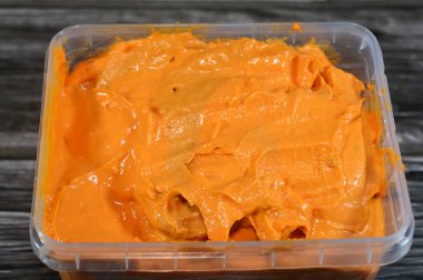 Mish Rumi karışık kremalı peynir, tuzlu peynirin mayalanmasıyla aylarca yapılan geleneksel bir Mısır peyniri, Areesh peyniri ve Romy 'den, bir kavanozda tuzlanıp katmanlı