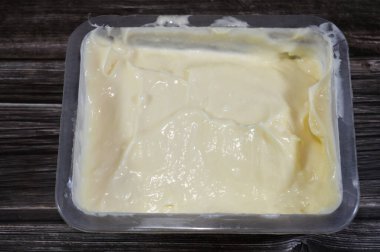 Kremalı Peynir, leziz peynirli aroma, yemeğin tadını artırır, kızarmış ekmek, sandviç, pizza ve hamburger ile kullanılabilir, süt ve kremadan yapılan yumuşak, hafif tadımlı taze peynir