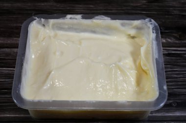 Kremalı Peynir, leziz peynirli aroma, yemeğin tadını artırır, kızarmış ekmek, sandviç, pizza ve hamburger ile kullanılabilir, süt ve kremadan yapılan yumuşak, hafif tadımlı taze peynir