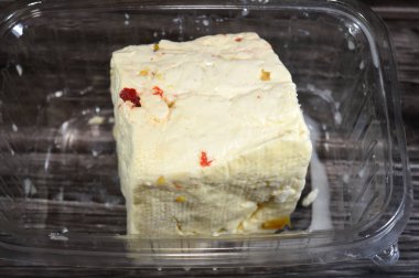 Bir küp Mısır varili. Kırmızı ve yeşil biber dilimli Baramily beyaz peynir. Pastörize inek ve salata ve sandviç için bufalo sütü ile geleneksel Orta Doğu peyniri.