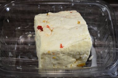 Bir küp Mısır varili. Kırmızı ve yeşil biber dilimli Baramily beyaz peynir. Pastörize inek ve salata ve sandviç için bufalo sütü ile geleneksel Orta Doğu peyniri.