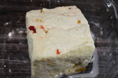 Bir küp Mısır varili. Kırmızı ve yeşil biber dilimli Baramily beyaz peynir. Pastörize inek ve salata ve sandviç için bufalo sütü ile geleneksel Orta Doğu peyniri.