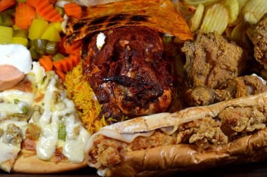 Arap Suriye mutfağı ızgara Halep ızgara tavuk Basmati pilavı, patates cipsi, sarımsak sosu Tomeya, turşu, kızarmış tavuk parçaları sandviç, tavuk çiftliğinde pizza, kızarmış tavuk.