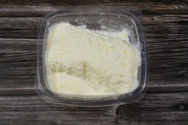 Süt kreması Qishta, farklı yemeklerde kullanılan taze sütten hazırlanan ve pıhtılaşmış krema, kishta, kaş gibi kremalı süt ürünlerine benzer bir tatlı olarak tüketilen süt ürünü.