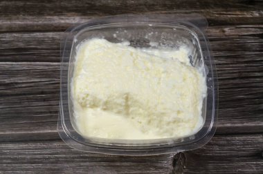 Süt kreması Qishta, farklı yemeklerde kullanılan taze sütten hazırlanan ve pıhtılaşmış krema, kishta, kaş gibi kremalı süt ürünlerine benzer bir tatlı olarak tüketilen süt ürünü.