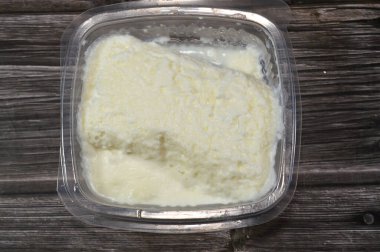 Süt kreması Qishta, farklı yemeklerde kullanılan taze sütten hazırlanan ve pıhtılaşmış krema, kishta, kaş gibi kremalı süt ürünlerine benzer bir tatlı olarak tüketilen süt ürünü.