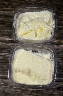 Süt kreması Qishta, farklı yemeklerde kullanılan taze sütten hazırlanan ve pıhtılaşmış krema, kishta, kaş gibi kremalı süt ürünlerine benzer bir tatlı olarak tüketilen süt ürünü.