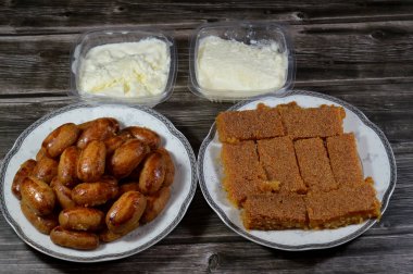 Sekerpare Tatlıları (Romoosh el Set), irmikli kurabiyeler, şuruplu Romoush Elset, ballı basbosa veya sütlü krem şantili basbusa, pıhtılaşmış süt ürünü