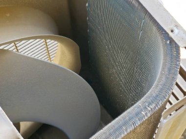 Kirli tozlu yoğunlaştırıcı bobini ve açık hava klima yoğunlaştırıcı ünitesinin iç bileşenleri, rutin temizlik ve bakım, dış ünitenin bakımı,