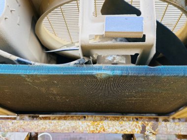 Temiz yoğunlaştırıcı bobini ve açık hava klima yoğunlaştırıcı ünitesinin iç bileşenleri, rutin temizlik ve bakımdan geçtikten sonra, dış üniteye hizmet veriliyor