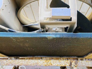 Temiz yoğunlaştırıcı bobini ve açık hava klima yoğunlaştırıcı ünitesinin iç bileşenleri, rutin temizlik ve bakımdan geçtikten sonra, dış üniteye hizmet veriliyor