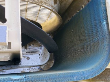 Temiz yoğunlaştırıcı bobini ve açık hava klima yoğunlaştırıcı ünitesinin iç bileşenleri, rutin temizlik ve bakımdan geçtikten sonra, dış üniteye hizmet veriliyor