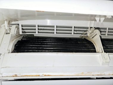 Havalandırma sisteminin iç buharlaştırıcı bobininin düzenli temizlenmesi, klimanın iç ünitesinin tozdan ve molozlardan korunması.