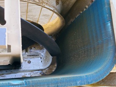 Temiz yoğunlaştırıcı bobini ve açık hava klima yoğunlaştırıcı ünitesinin iç bileşenleri, rutin temizlik ve bakımdan geçtikten sonra, dış üniteye hizmet veriliyor