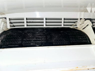 Havalandırma sisteminin iç buharlaştırıcı bobininin üzerindeki temiz dosyalar, havalandırmanın iç ünitesinin tozdan ve enkazdan bakımı.