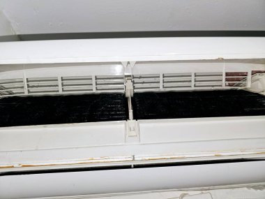 Havalandırma sisteminin iç buharlaştırıcı bobininin üzerindeki temiz dosyalar, havalandırmanın iç ünitesinin tozdan ve enkazdan bakımı.