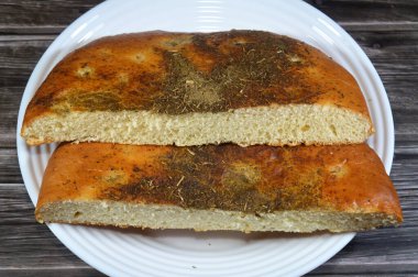 Yoğurttan, undan, mayadan ve Ramazan ayında yapılan Türk ekmeğinin iki yarısı sade ya da kekik, Rumi peyniri gibi diğer malzemelerle servis edilir.