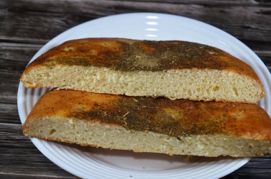 Yoğurttan, undan, mayadan ve Ramazan ayında yapılan Türk ekmeğinin iki yarısı sade ya da kekik, Rumi peyniri gibi diğer malzemelerle servis edilir.