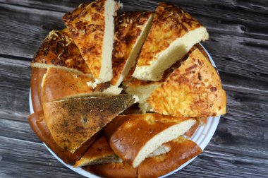 Türklerin sade ekmeği ve yoğurt, un, maya ve Türk ekmeğinden yapılan diğer malzemelerle birlikte Ramazan ayında oruç tutuyorlar.