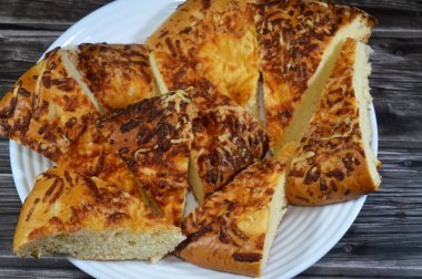 Rumi peynirli Türk usulü üçgen dilimler yoğurttan yoğurt, un, maya, Ramazan ayında yapılan Türk ekmeği sade veya diğer malzemelerle servis edilir.