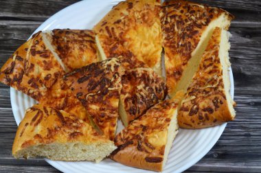 Rumi peynirli Türk usulü üçgen dilimler yoğurttan yoğurt, un, maya, Ramazan ayında yapılan Türk ekmeği sade veya diğer malzemelerle servis edilir.