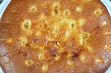 Yoğurttan, undan, mayadan, Ramazan 'da sıkça Suhur ve Kahvaltı iftarında yapılan Türk ekmeğinden yapılan sade Türk ekmeği sade veya kekik, Rumi peyniri gibi diğer malzemelerle servis ediliyor.