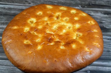 Yoğurttan, undan, mayadan, Ramazan 'da sıkça Suhur ve Kahvaltı iftarında yapılan Türk ekmeğinden yapılan sade Türk ekmeği sade veya kekik, Rumi peyniri gibi diğer malzemelerle servis ediliyor.