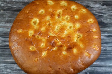 Yoğurttan, undan, mayadan, Ramazan 'da sıkça Suhur ve Kahvaltı iftarında yapılan Türk ekmeğinden yapılan sade Türk ekmeği sade veya kekik, Rumi peyniri gibi diğer malzemelerle servis ediliyor.