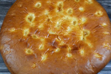 Yoğurttan, undan, mayadan, Ramazan 'da sıkça Suhur ve Kahvaltı iftarında yapılan Türk ekmeğinden yapılan sade Türk ekmeği sade veya kekik, Rumi peyniri gibi diğer malzemelerle servis ediliyor.