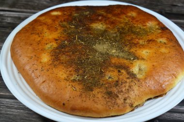Kekikli Türk ekmeği yoğurttan, undan, mayadan, Ramazan ayında Suhur ve Kahvaltı iftarında yapılan Türk ekmeği, sade veya kekik, Rumi peyniri gibi diğer malzemelerle servis edilir.