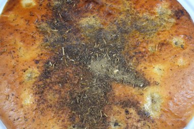 Kekikli Türk ekmeği yoğurttan, undan, mayadan, Ramazan ayında Suhur ve Kahvaltı iftarında yapılan Türk ekmeği, sade veya kekik, Rumi peyniri gibi diğer malzemelerle servis edilir.