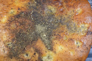 Kekikli Türk ekmeği yoğurttan, undan, mayadan, Ramazan ayında Suhur ve Kahvaltı iftarında yapılan Türk ekmeği, sade veya kekik, Rumi peyniri gibi diğer malzemelerle servis edilir.