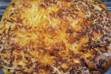 Rumi Peynirli Türk usulü yoğurt, un, maya, Ramazan 'da Suhur ve Kahvaltı iftarında yapılan Türk ekmeği, sade veya Thyme, Rumi Cheese gibi diğer malzemelerle servis edilir.