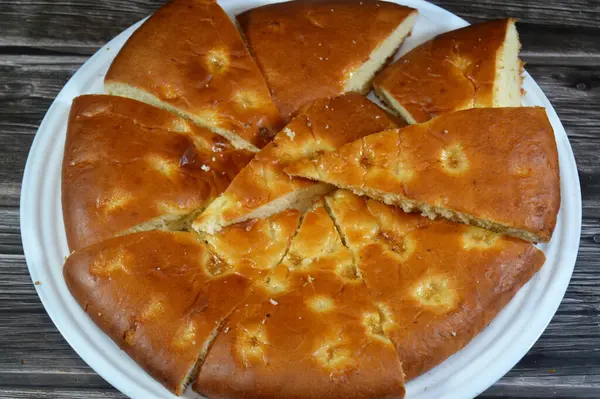 Türk usulü yoğurt, un, maya, Ramazan ayında yapılan Türk ekmeği dilimleri sade veya kekik, Rumi peyniri gibi diğer malzemelerle servis edilir.