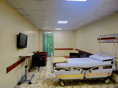 Kahire, Mısır, 31 Temmuz 2025: Lüks bir hastane odası, genellikle standart bir odadan daha fazla konfor ve konfor sağlar, hastalara daha rahat ve özel bir deneyim sunar