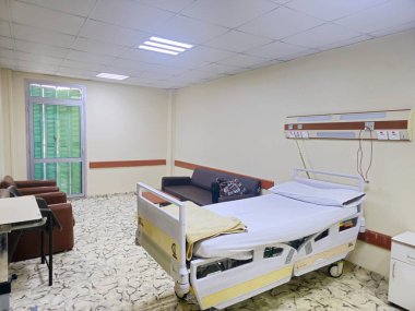 Kahire, Mısır, 31 Temmuz 2025: Lüks bir hastane odası, genellikle standart bir odadan daha fazla konfor ve konfor sağlar, hastalara daha rahat ve özel bir deneyim sunar