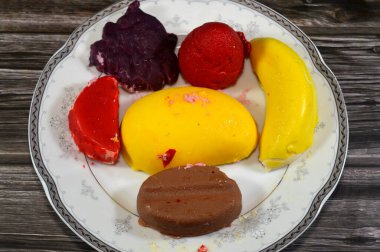 Meyve aromalı dondurmalar, dondurmalar ya da dondurmalar, meyve ve dondurma karışımı, çeşitli tatlar ferahlatıcı bir yaz ziyafeti, dondurmanın tadı ve gerçek meyveler.