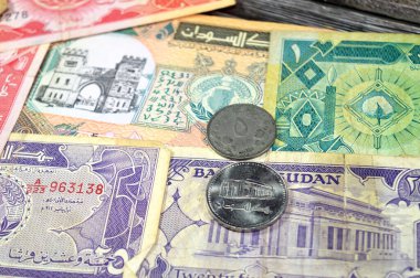 Sudan paralarının üzerinde Sudan paraları farklı değerlerde poundlar ve çömlekler, SDG para banknotları Sudan merkez bankası tarafından nakit para, Sudan nakit para, para ve ekonomi konsepti