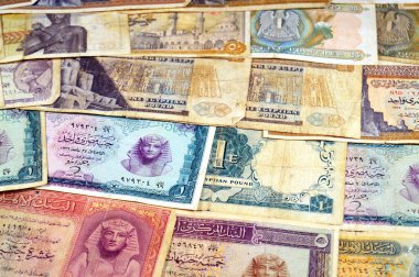 Eski Mısır para destesinin arka planında farklı zaman ve değerlere sahip banknotlar, eski Mısır sterlinleri ve piaster 'ların antika retro' su, pound Mısır 'ın para birimidir, seçici odak noktasıdır.