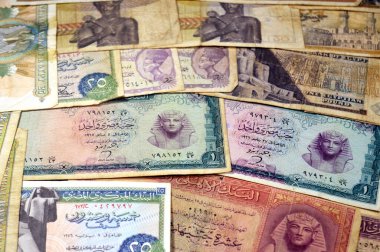 Eski Mısır para destesinin arka planında farklı zaman ve değerlere sahip banknotlar, eski Mısır sterlinleri ve piaster 'ların antika retro' su, pound Mısır 'ın para birimidir, seçici odak noktasıdır.