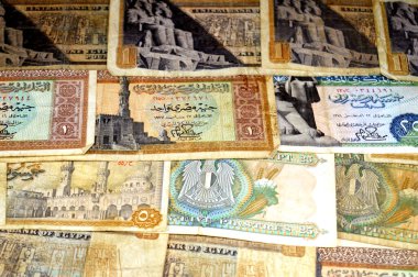 Eski Mısır para destesinin arka planında farklı zaman ve değerlere sahip banknotlar, eski Mısır sterlinleri ve piaster 'ların antika retro' su, pound Mısır 'ın para birimidir, seçici odak noktasıdır.