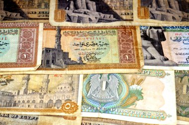 Eski Mısır para destesinin arka planında farklı zaman ve değerlere sahip banknotlar, eski Mısır sterlinleri ve piaster 'ların antika retro' su, pound Mısır 'ın para birimidir, seçici odak noktasıdır.